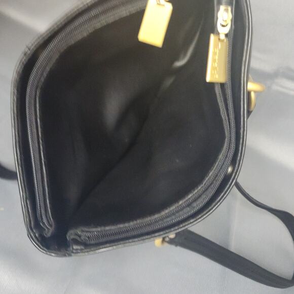 Vintage Tignanello Shoulder Bag Black Smooth All Leather Gold Ring Accents Chic - Picture 9 of 9
